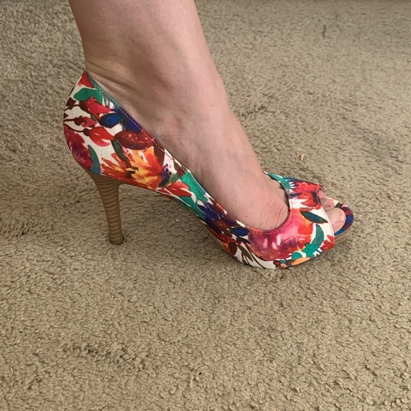 Festive and fun peep toe Sz 6W. Christian Siriano - Picture 3 of 13